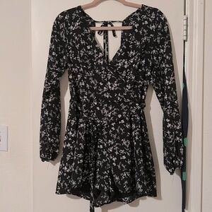 Trick: black romper white flower romper S